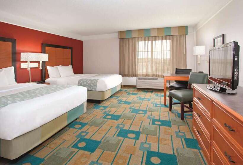 Отель La Quinta Inn & Suites By Wyndham Colorado Springs South Ap