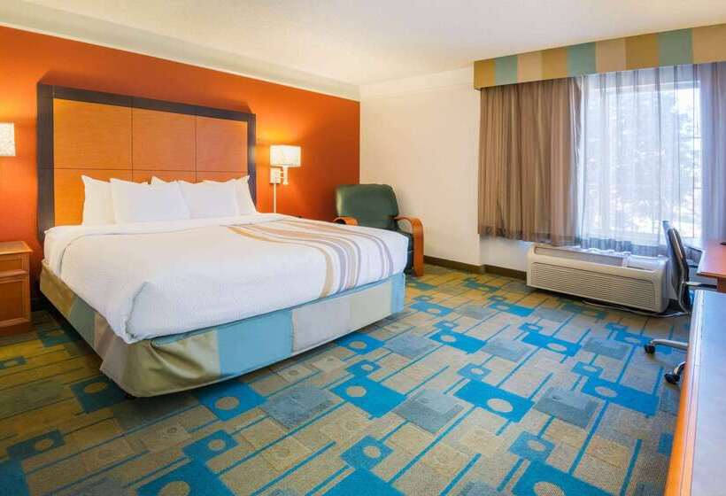 Отель La Quinta Inn & Suites By Wyndham Colorado Springs South Ap