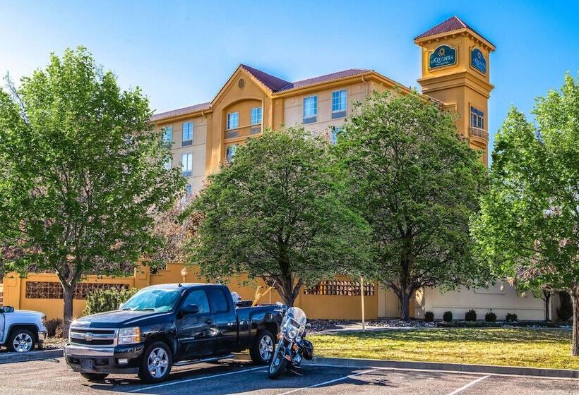 Отель La Quinta Inn & Suites By Wyndham Colorado Springs South Ap