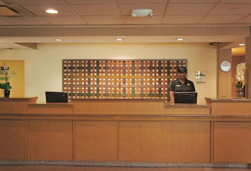 هتل La Quinta Inn & Suites By Wyndham Houston Bush Iah South