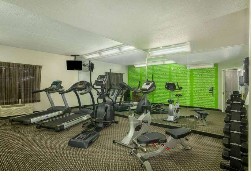 هتل La Quinta By Wyndham St. Louis Westport