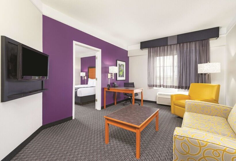 هتل La Quinta By Wyndham St. Louis Westport