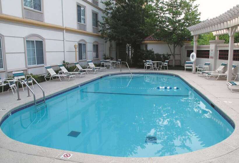 هتل La Quinta By Wyndham St. Louis Westport