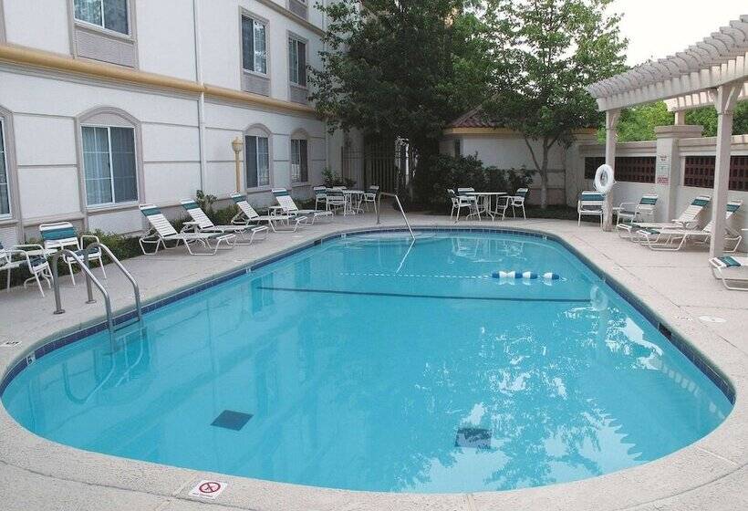 هتل La Quinta By Wyndham St. Louis Westport