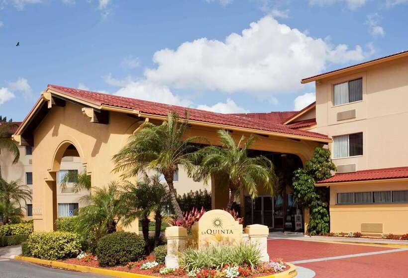 호텔 La Quinta Inn & Suites By Wyndham St. Pete Clearwater Airpt