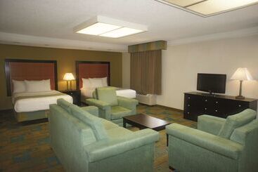 هتل La Quinta Inn & Suites By Wyndham St. Pete Clearwater Airpt