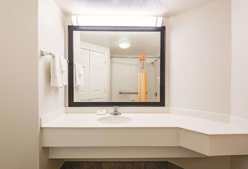 هتل La Quinta Inn & Suites By Wyndham University Area Chapel Hill