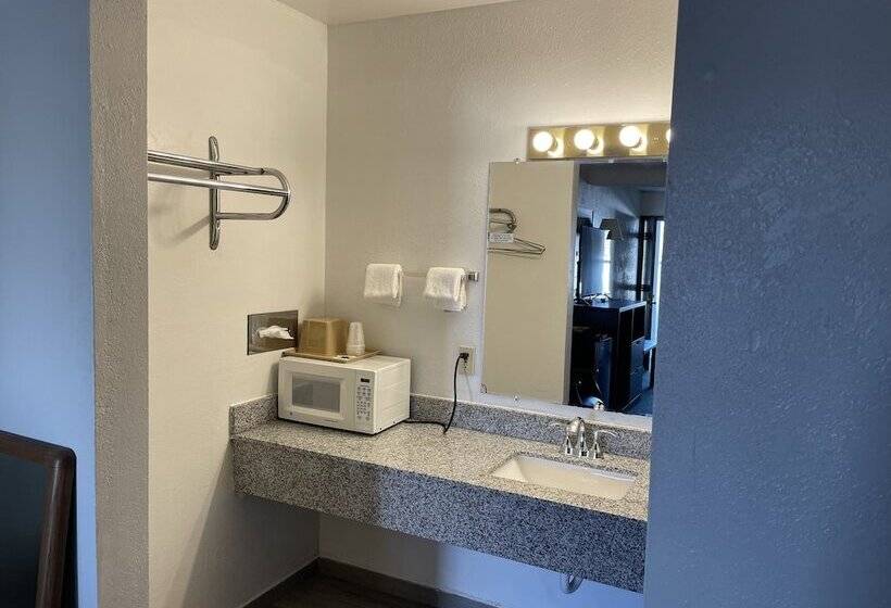 فندق Landmark Inn