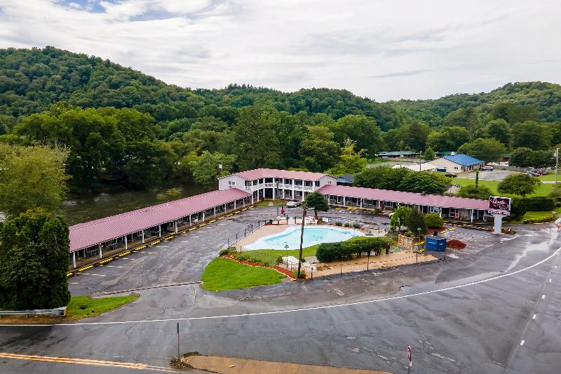 호텔 Lloyds On The River Country Inn