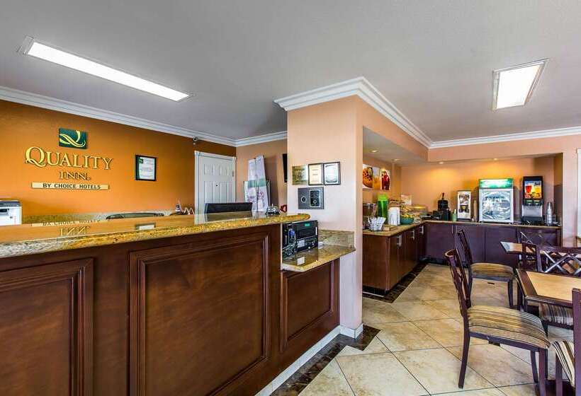 בית מלון כפרי Quality Inn Lake Elsinore I 15