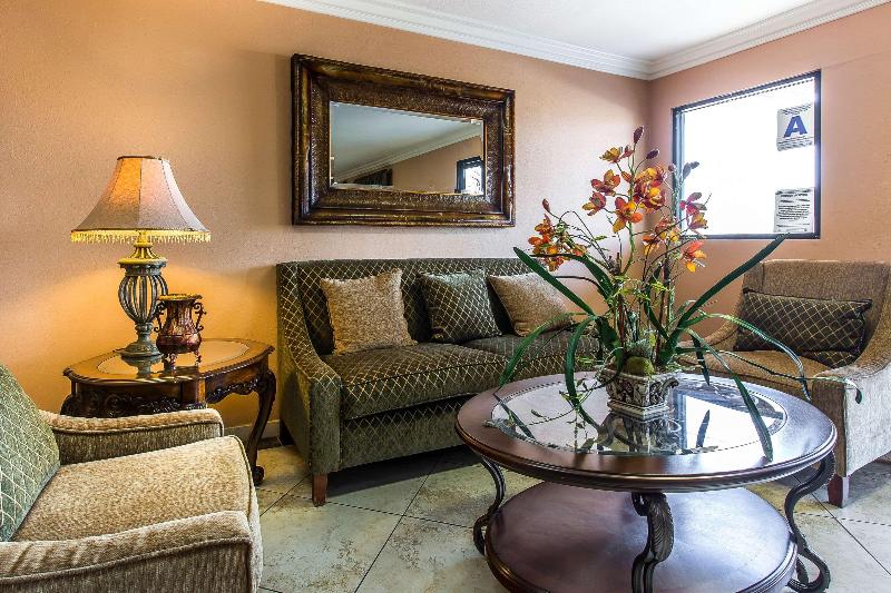 בית מלון כפרי Quality Inn Lake Elsinore I 15