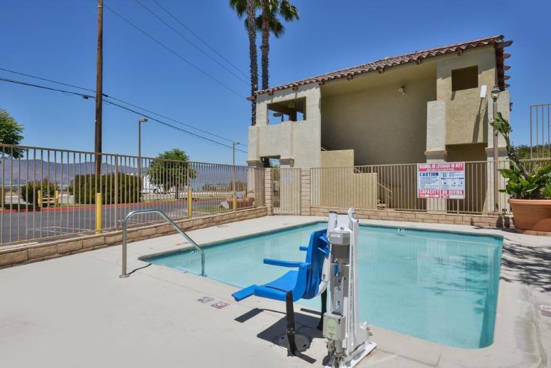 בית מלון כפרי Quality Inn Lake Elsinore I 15