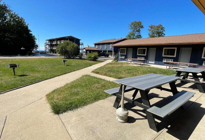 מוטל Lake Bluff Inn And Suites