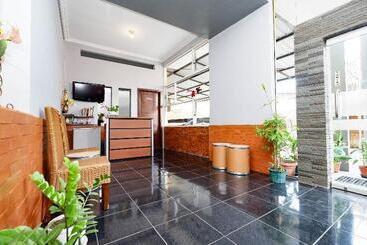 هتل Spot On 2209 Solo Point Guest House Syariah