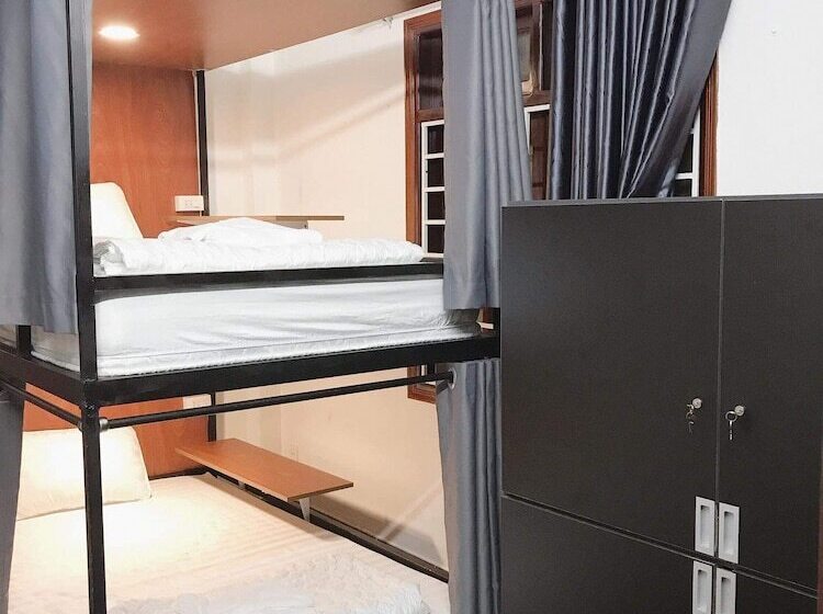 پانسیون Futuristic Inn