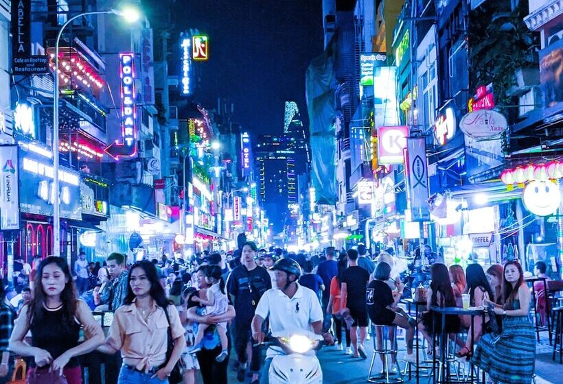 پانسیون Futuristic Inn