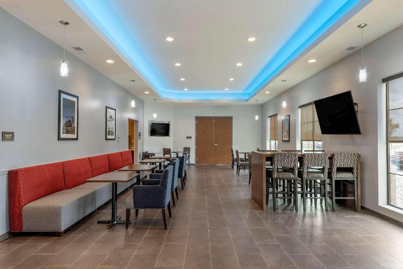 فندق Comfort Suites