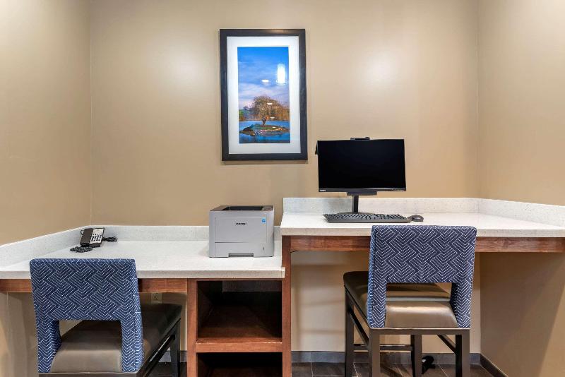 فندق Comfort Suites