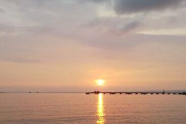 تختخواب و صبحانه Sunset Inn Churasun