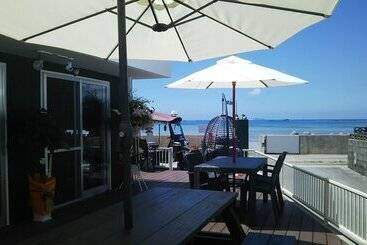 تختخواب و صبحانه Sunset Inn Churasun