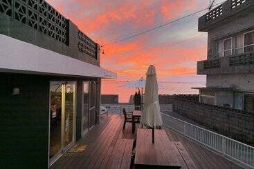 تختخواب و صبحانه Sunset Inn Churasun