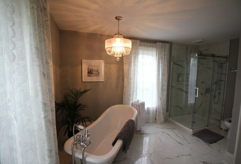 Maplehurst Manor Bed And Breakfast