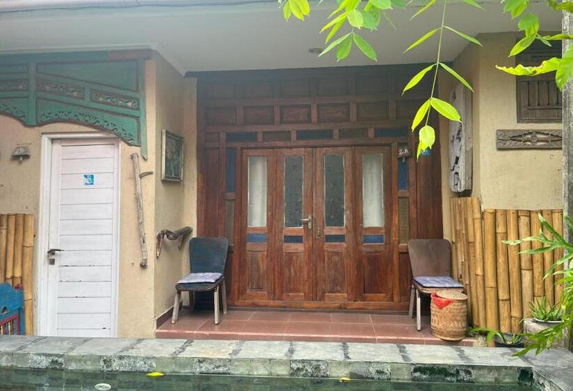 پانسیون Twospaces Living At Wave And Chill House, Canggu