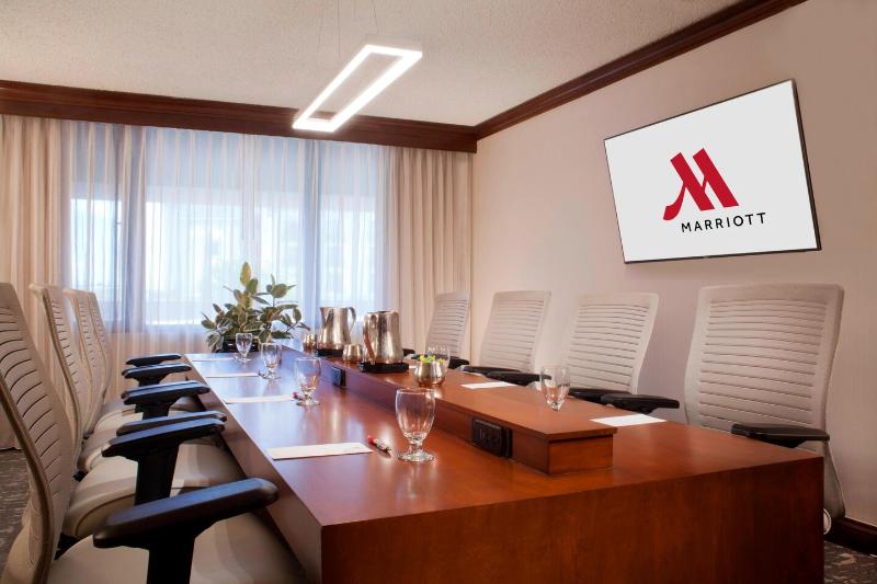 هتل Denver Airport Marriott At Gateway Park