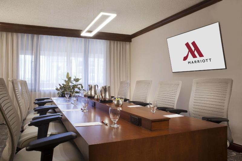 هتل Denver Airport Marriott At Gateway Park