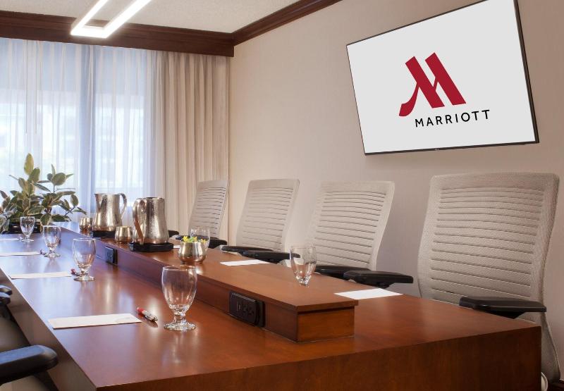 هتل Denver Airport Marriott At Gateway Park