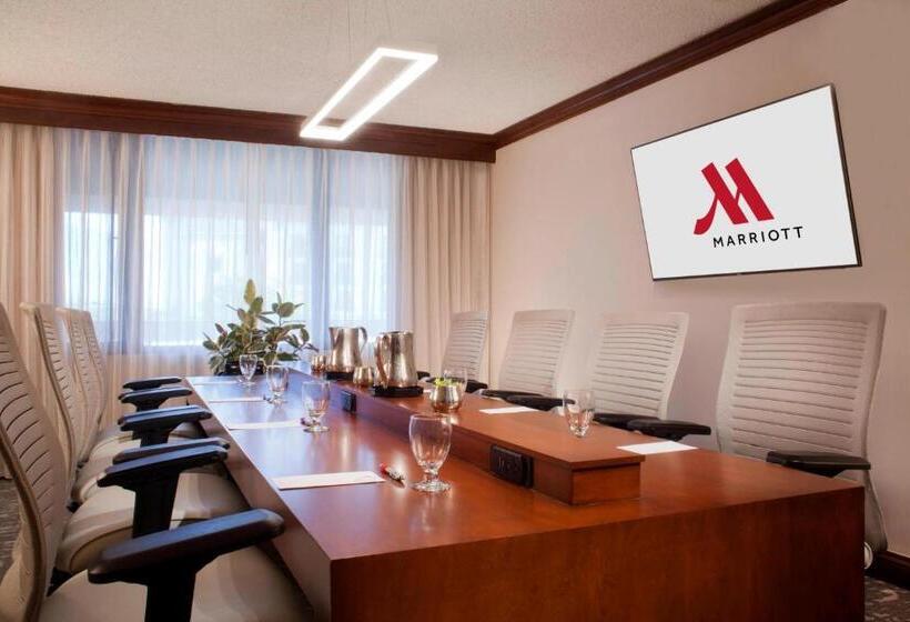 هتل Denver Airport Marriott At Gateway Park