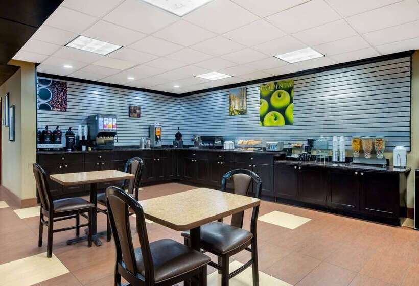 בית מלון כפרי La Quinta Inn By Wyndham West Long Branch