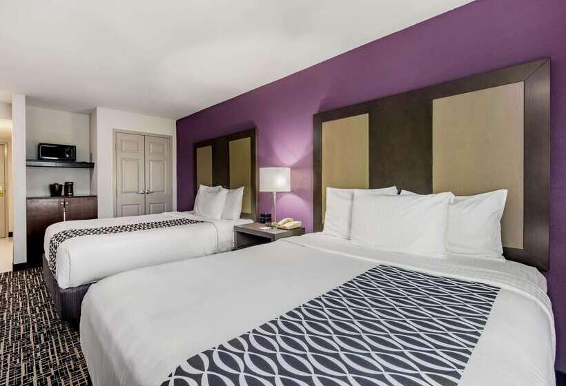 בית מלון כפרי La Quinta Inn By Wyndham West Long Branch