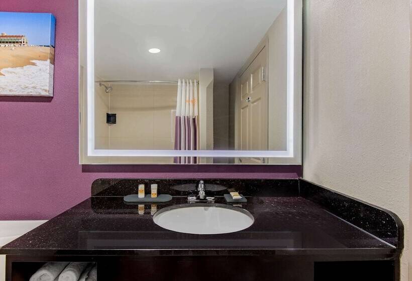 בית מלון כפרי La Quinta Inn By Wyndham West Long Branch