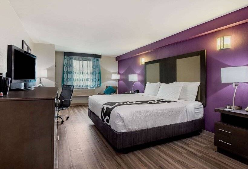 בית מלון כפרי La Quinta Inn By Wyndham West Long Branch