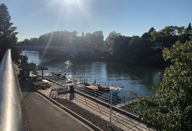 هتل Manistee Inn & Marina