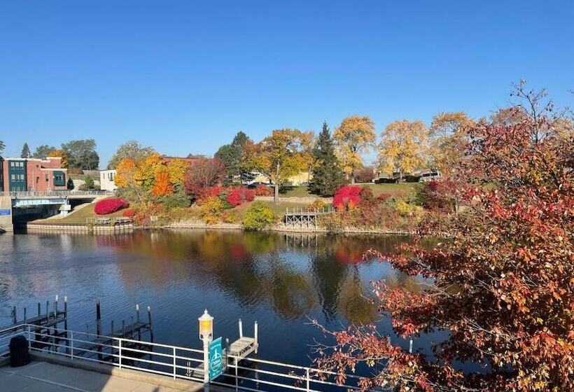 هتل Manistee Inn & Marina