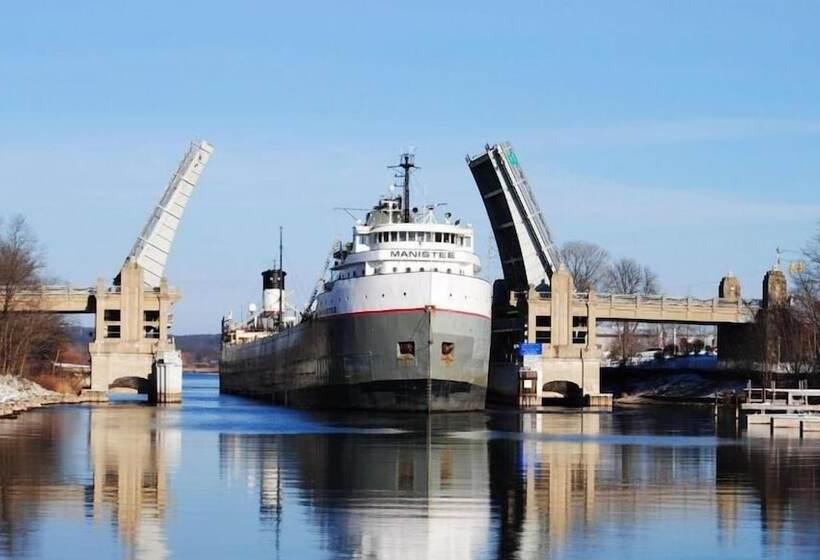هتل Manistee Inn & Marina