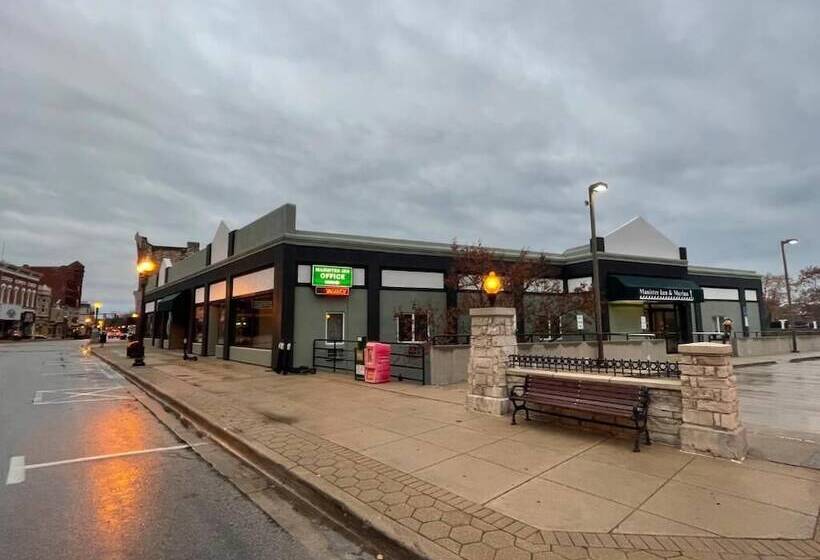 هتل Manistee Inn & Marina