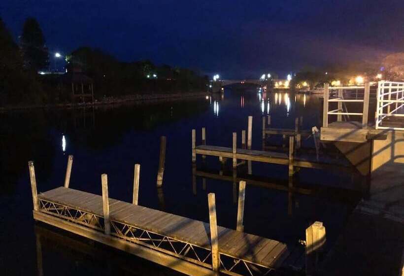 هتل Manistee Inn & Marina