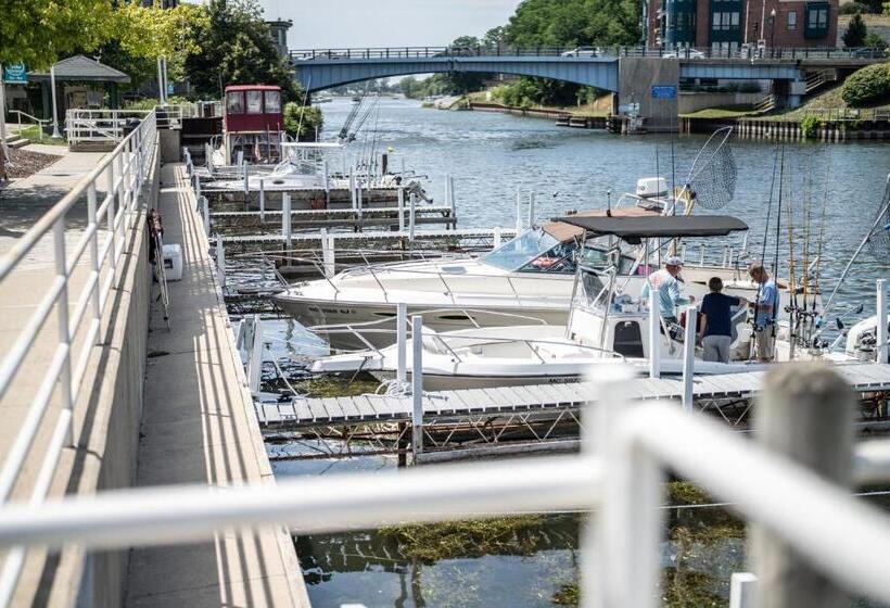 هتل Manistee Inn & Marina
