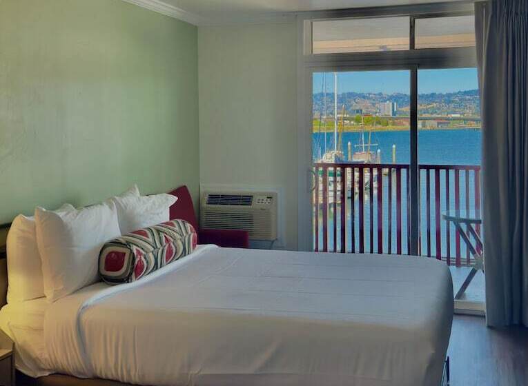 هتل Marina Village Inn