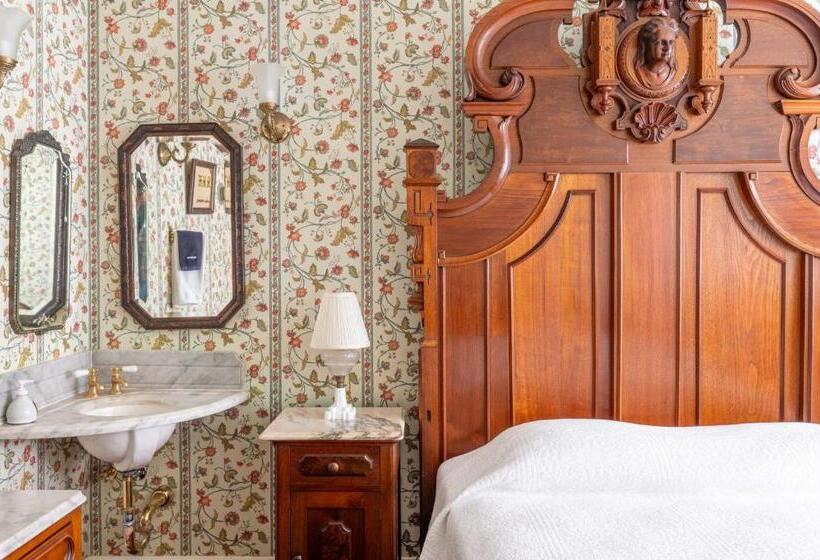 هتل Martine Inn