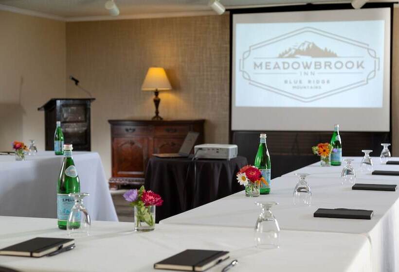 فندق Meadowbrook Inn