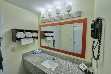 هتل The Mariner Resort Cape Cod By The Red Collection