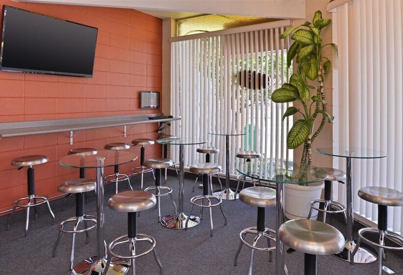 Maverick Motel   Modern Renovated Motel