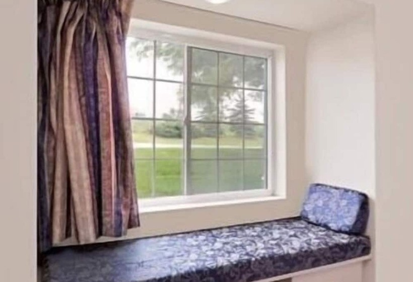 Microtel Inn & Suites By Wyndham Madison East