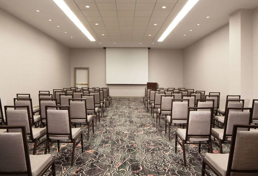 استراحتگاه Hilton Atlanta/marietta  & Conference Center