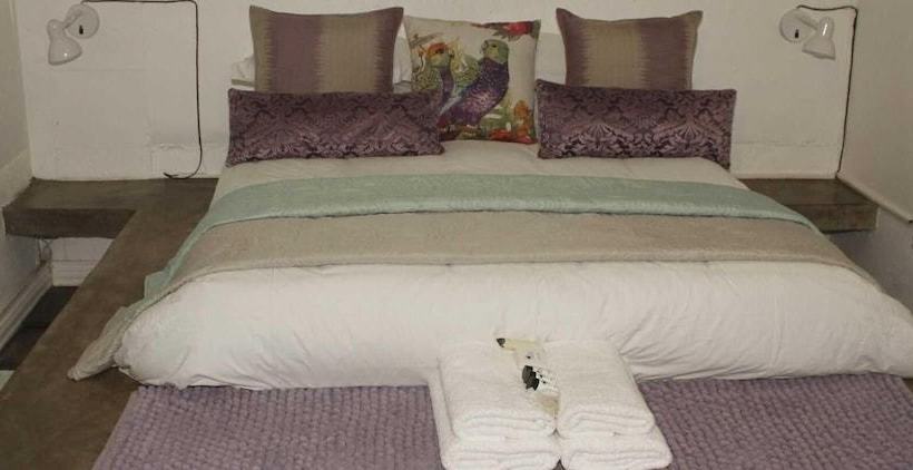 Пансион Herberg Guest House & Coffee Shop