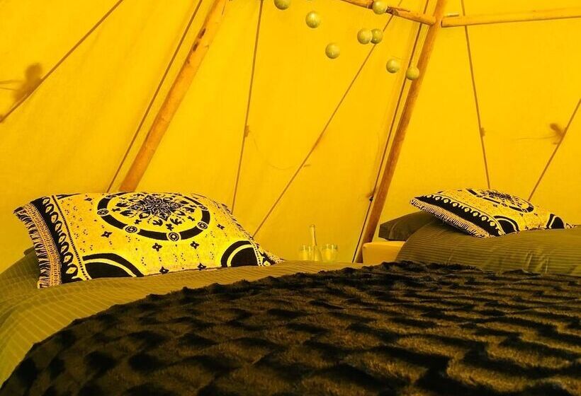 هتل Aurora Glamping By The Whales